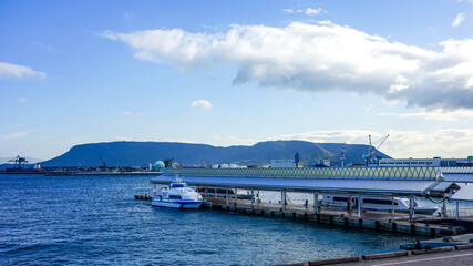 Fototapeta na wymiar 朝の瀬戸内海、高松港の浮桟橋（離島航路）