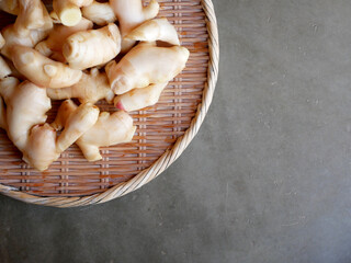 ザルの上にあるたくさんの新生姜