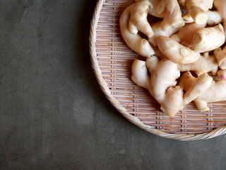 ザルの上にあるたくさんの新生姜