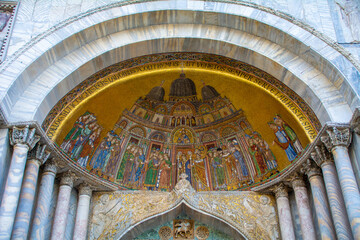 Obraz premium Detail of a Byzantine mosaic placed over one of the entrances of the St Mark's Basilica(Patriarchal Cathedral Basilica of Saint Mark) on St. Mark's Square.