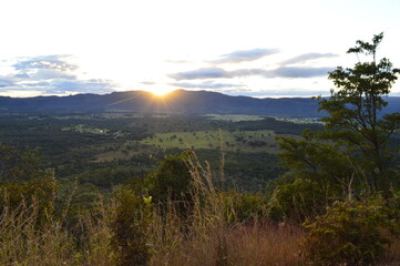 Fototapeta premium Nascer do sol atrás da montanha no horizonte