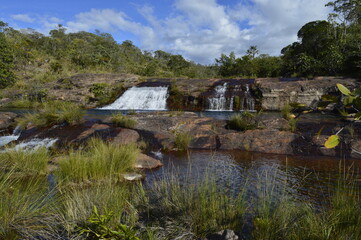 Fototapeta na wymiar Cachoeira formando lago para banho no meio da natureza