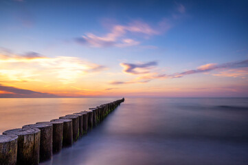 Fototapeta na wymiar Schöner Sonnenuntergang über einem Meer als minimalistische Langzeitbelichtung