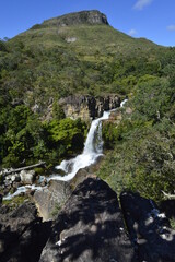 Paisagem da montanha com o véu da cachoeira embaixo