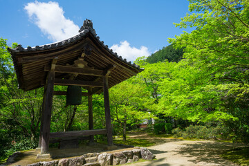 京都　西明寺の鐘楼と新緑