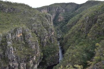 Rio entre as colinas