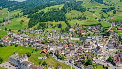 Ein Blick von oben auf Entlebuch im Kanton Luzern, Schweiz (Juni 2021)