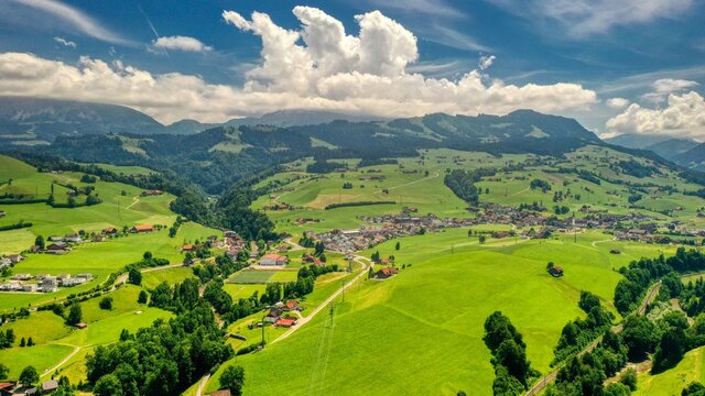 Ein Blick Richtung Hasle im Entlebuch, Kanton Luzern, Schweiz (Juni 2021)