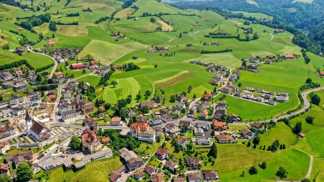 Ein Blick von oben auf Entlebuch im Kanton Luzern, Schweiz (Juni 2021)