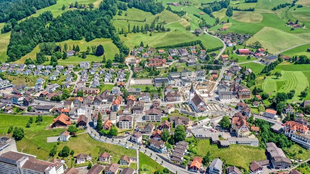 Ein Blick von oben auf Entlebuch im Kanton Luzern, Schweiz (Juni 2021)