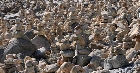  Les galets disposés en pyramide sur la plage de la Torche Finistère Cornouaille Bretagne France	