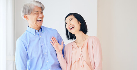 笑顔のシニア夫婦