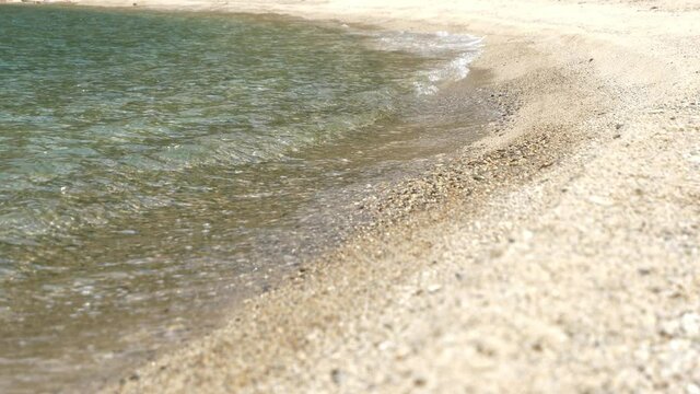 白い砂浜に打ち寄せる波