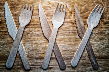 Kit couverts bois - couteau et fourchette sur table en bois