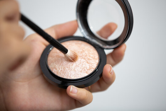 P&oacute; e iluminador para maquiagem make.