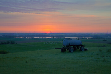 Wagen bei Sonnenaufgang