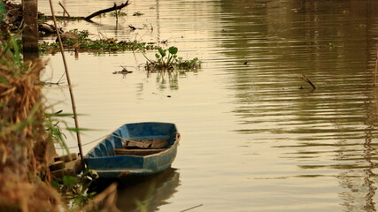The blue boat floats in the canal.