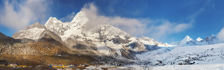 Panorama van Ama Dablam mount alpinist basiskamp, Everest regio, Nepal.