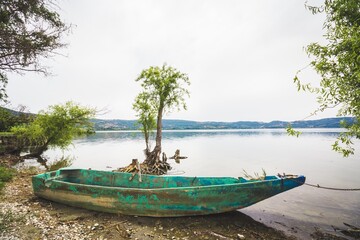 Fototapeta na wymiar lago con barca