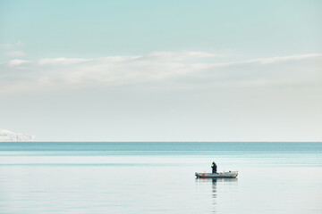 Fototapeta premium Deutschland, Baden-Württemberg, Bodensee, Überlingen am Bodensee, Winterlandschaft, Blick auf den Bodensee, Angler in einem Boot 