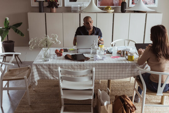 Kollegor sitter vid matbord och diskuterar