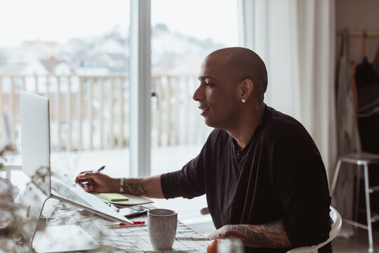Man antecknar under videom&ouml;te hemma