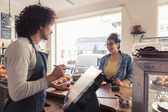 Kund best&auml;ller av &auml;gare p&aring; caf&eacute;