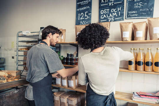&Auml;gare st&auml;ller fram varor p&aring; hylla p&aring; caf&eacute;