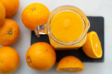 zumo de naranja en jarra de cristal