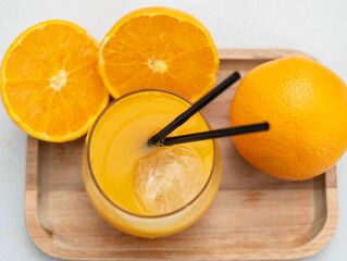 Zumo de naranja con naranjas alrededor 