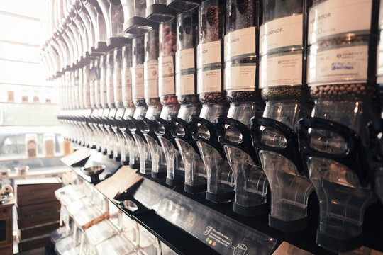 Skafferivaror p&aring; l&ouml;svikt i matbutik