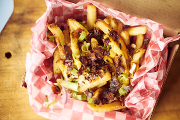 papasfritas con cheddar cebollad e verdeo y panceta
