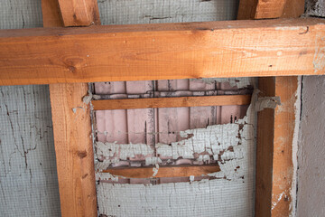 Dachstuhl ohne Wärmedämmung, poröse Innenverkleidung. Renovierungsbedarf Altbau