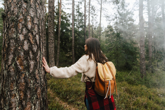Kvinnlig utforskare g&aring;r i skog