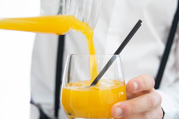 Sirviendo zumo de naranja