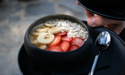 bol de frutas y hojuelas de avena