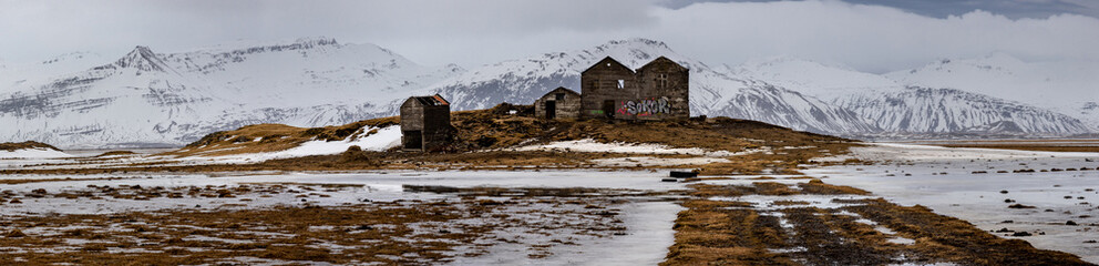 Fototapeta na wymiar Derelict old farm in Iceland