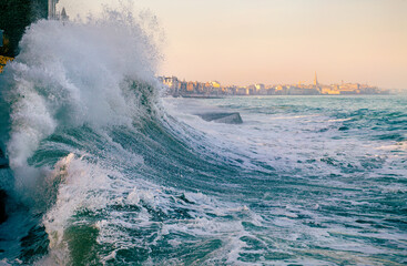 Big wave crushing, high tide in Saint-Malo - obrazy, fototapety, plakaty
