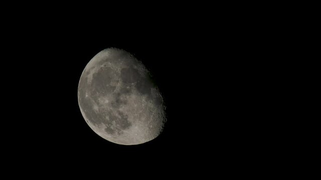 月が登る