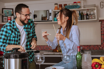 pareja joven disfrutando de un momento de relax aprendiendo la nueva experiencia de comer sushi