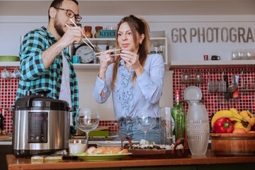 pareja joven disfrutando de un momento de relax aprendiendo la nueva experiencia de comer sushi