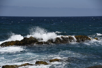 Fototapeta na wymiar yhe waves crashing on the rocks