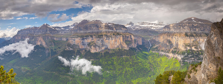 Changement de saison au canyon d'Ordesa dans les Pyr&eacute;n&eacute;es espagnoles .