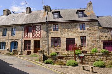 Anciennes maisons en pierres rue de L'Union et rue de la Pompe à Moncontour (22510), département...