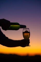 servir cerveza en copa