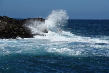 Naklejka premium yhe waves crashing on the rocks