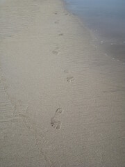 Huellas de caminata en la arena