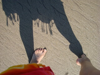 Jugando con mi sombra en la arena