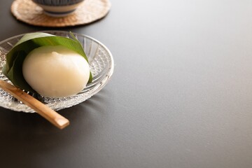 ちゃぶ台にお茶をそえて置かれた涼し気な笹まんじゅう