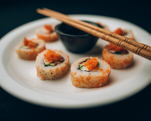 Plato de sushi , vegetariano , decorado con zanahoria, salsa de soja y los palitos chinos